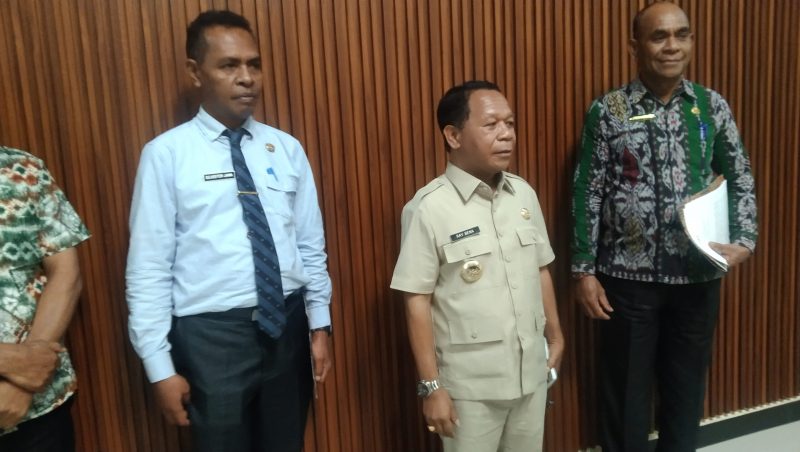 Bupati Ngada, Raymundus Bena (kedua dari kanan) ketika mengumumkan tiga besar kandidat Sekda Ngada didampingi Asistem 3 Setda Ngada, Yohanes Ghae (kanan) dan Kepala Badan BKPSDM Ngada, Aster Djawa (berdasi) (Foto: Elfrat Frans Dhena)