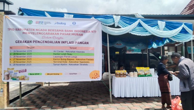 Pemkab Ngada Menggelar Pasar Murah di Halaman Art Centre Bajawa. (Foto: Elfrat Frans Dhena)