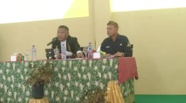 Penjabat Sekda Ngada, Yohanes C. Watu Ngebu (kiri) didampingi Kepala Dinas Sosial Kabupaten Ngada, Wilbrordus Kaju (kanan). (Foto: Elfrat Frans Dhena)