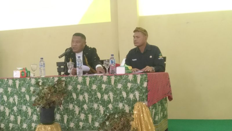 Penjabat Sekda Ngada, Yohanes C. Watu Ngebu (kiri) didampingi Kepala Dinas Sosial Kabupaten Ngada, Wilbrordus Kaju (kanan). (Foto: Elfrat Frans Dhena)
