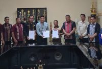 Bupati Ngada, Raymundus Bena didampingi Penjabat Sekda Ngada (kedua dari kanan) dan Pimpinan Bank Mandiri Cabang Bajawa (ketiga dari kiri).