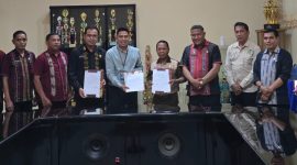 Bupati Ngada, Raymundus Bena didampingi Penjabat Sekda Ngada (kedua dari kanan) dan Pimpinan Bank Mandiri Cabang Bajawa (ketiga dari kiri).