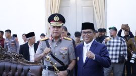 Kapolda Banten Irjen Pol Hengki bersama Gubernur Banten Andra Soni usai menghadiri acara pelantikan Pejabat Tinggi Pratama di Gedung Negara Provinsi Banten, Kota Serang, Senin (3/11/2025).