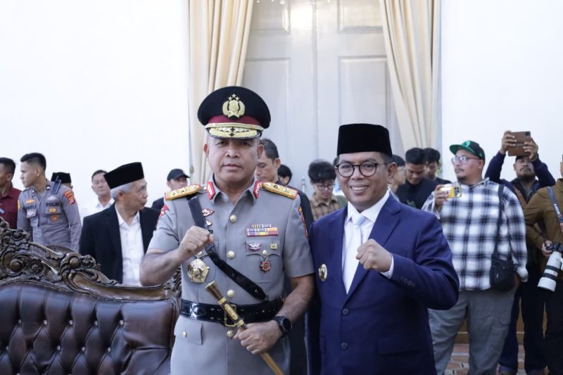 Kapolda Banten Irjen Pol Hengki bersama Gubernur Banten Andra Soni usai menghadiri acara pelantikan Pejabat Tinggi Pratama di Gedung Negara Provinsi Banten, Kota Serang, Senin (3/11/2025).