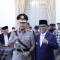 Kapolda Banten Irjen Pol Hengki bersama Gubernur Banten Andra Soni usai menghadiri acara pelantikan Pejabat Tinggi Pratama di Gedung Negara Provinsi Banten, Kota Serang, Senin (3/11/2025).