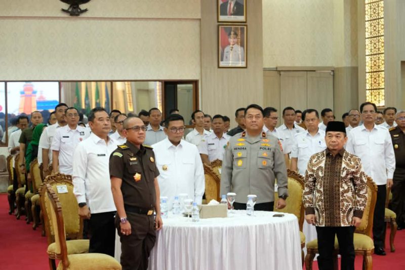 Wakapolda Banten Brigjen Pol Dr. Hendra Wirawan berdiri bersama Gubernur Banten Andra Soni dan jajaran Forkopimda saat menyanyikan lagu Indonesia Raya pada pembukaan Rapat Koordinasi Tim Terpadu Pengawasan Organisasi Kemasyarakatan di KP3B Provinsi Banten, Rabu (5/11).