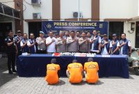Kapolresta Tangerang Kombes Pol Andi Muhammad Indra Waspada bersama jajaran Polsek Panongan saat konferensi pers pengungkapan jaringan narkoba antarprovinsi. Dalam kasus tersebut, polisi mengamankan tiga tersangka dan 35 paket besar ganja yang diselundupkan dari Bogor ke Bali menggunakan jasa ekspedisi.