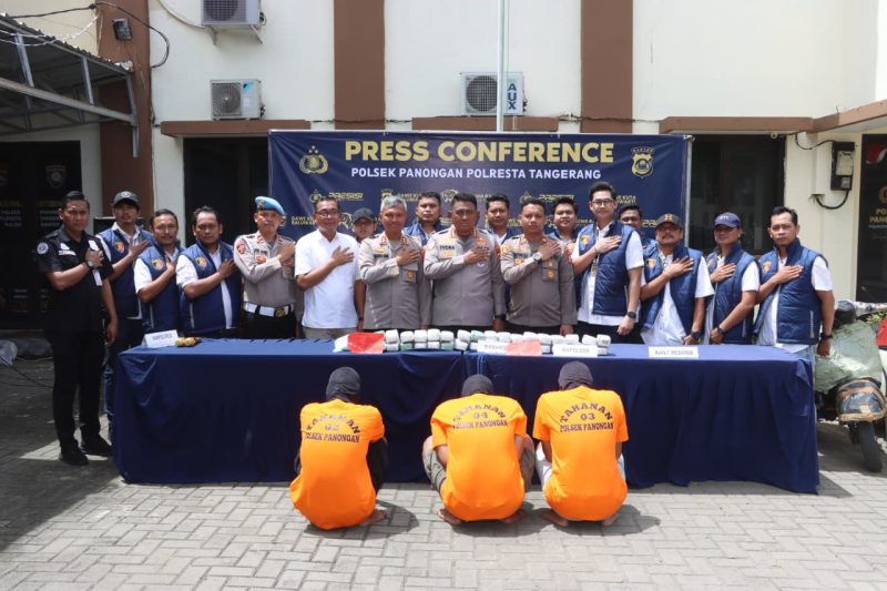 Kapolresta Tangerang Kombes Pol Andi Muhammad Indra Waspada bersama jajaran Polsek Panongan saat konferensi pers pengungkapan jaringan narkoba antarprovinsi. Dalam kasus tersebut, polisi mengamankan tiga tersangka dan 35 paket besar ganja yang diselundupkan dari Bogor ke Bali menggunakan jasa ekspedisi.