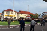 Kapolresta Tangerang Kombes Pol Andi M. Indra Waspada memimpin apel kesiapan pengamanan aksi unjuk rasa “Selamatkan Tanah Leluhur” di halaman Kantor Kecamatan Mauk, Kabupaten Tangerang, pada Selasa (11/11/2025).