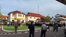 Kapolresta Tangerang Kombes Pol Andi M. Indra Waspada memimpin apel kesiapan pengamanan aksi unjuk rasa “Selamatkan Tanah Leluhur” di halaman Kantor Kecamatan Mauk, Kabupaten Tangerang, pada Selasa (11/11/2025).