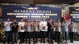 Kapolda Banten Irjen Pol Hengki bersama narasumber dan pejabat utama Polda Banten berfoto bersama usai pembukaan Sosialisasi Implementasi Undang-Undang Nomor 1 Tahun 2023 tentang KUHP Nasional di Kota Serang.