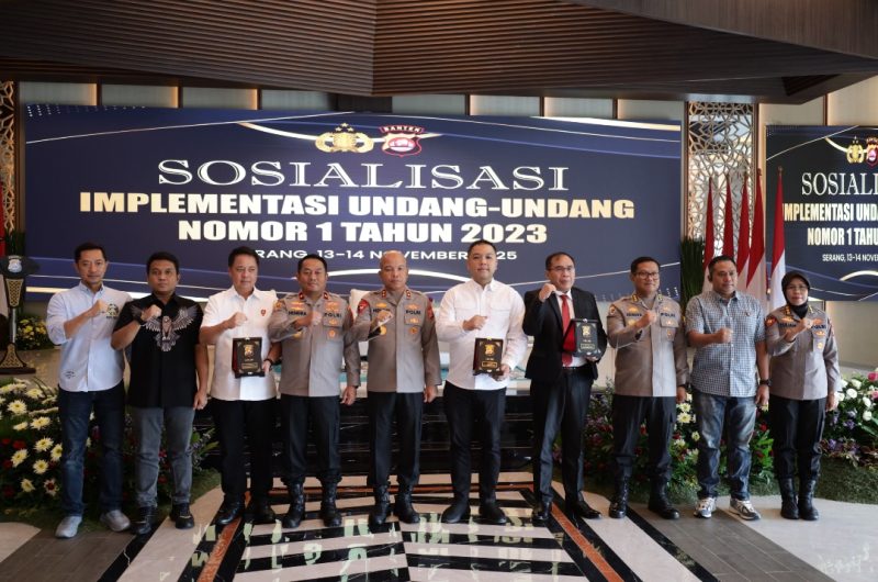 Kapolda Banten Irjen Pol Hengki bersama narasumber dan pejabat utama Polda Banten berfoto bersama usai pembukaan Sosialisasi Implementasi Undang-Undang Nomor 1 Tahun 2023 tentang KUHP Nasional di Kota Serang.