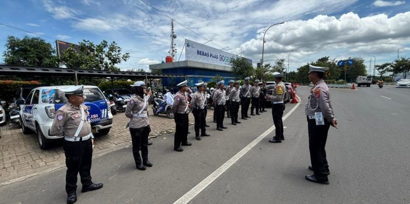 Personel Satlantas Polresta Serang Kota mengikuti apel kesiapan Operasi Zebra Maung 2025 sebelum turun ke lapangan. Operasi ini digelar serentak di wilayah hukum Polda Banten untuk menekan angka pelanggaran dan kecelakaan lalu lintas.