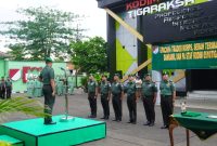 Upacara tradisi korps dan serah terima jabatan di Kodim 0510/Tigaraksa berlangsung khidmat. Para perwira berdiri dalam barisan resmi mengikuti prosesi yang dipimpin langsung di halaman Makodim.