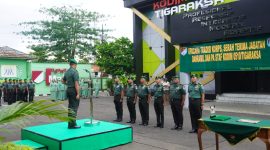 Upacara tradisi korps dan serah terima jabatan di Kodim 0510/Tigaraksa berlangsung khidmat. Para perwira berdiri dalam barisan resmi mengikuti prosesi yang dipimpin langsung di halaman Makodim.