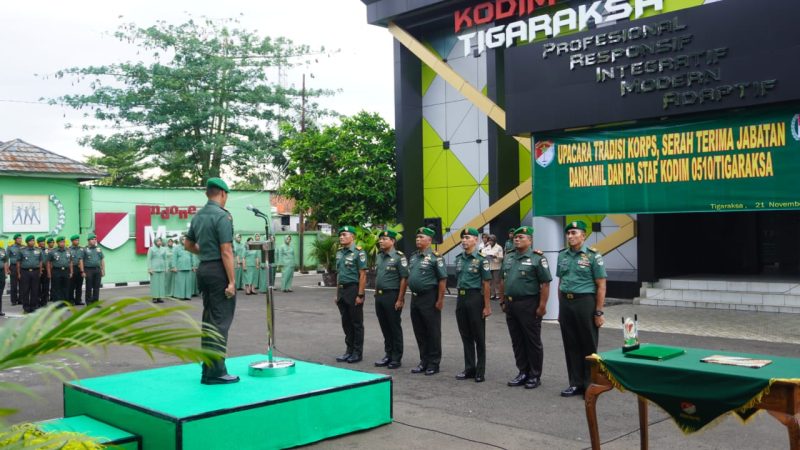Upacara tradisi korps dan serah terima jabatan di Kodim 0510/Tigaraksa berlangsung khidmat. Para perwira berdiri dalam barisan resmi mengikuti prosesi yang dipimpin langsung di halaman Makodim.
