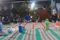 Kebersamaan warga RW 018 Kutabumi saat mengikuti pengundian nomor urut calon ketua. Acara berlangsung hangat, tertib, dan penuh rasa kekeluargaan.