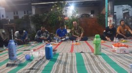 Kebersamaan warga RW 018 Kutabumi saat mengikuti pengundian nomor urut calon ketua. Acara berlangsung hangat, tertib, dan penuh rasa kekeluargaan.