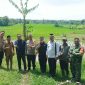 Kebersamaan TNI, Polri, dan pemerintah desa menguat di tengah kegiatan kunjungan lapangan dan silaturahmi di area persawahan Ranca Iyuh.
