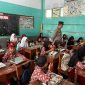 Siswa menikmati makanan bergizi dalam program SPPG, dengan pendampingan petugas untuk memastikan distribusi berjalan aman dan tertib.