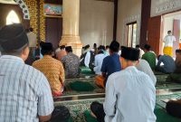 Jamaah Masjid Jami Habibillrohim tengah mengikuti rangkaian Salat Jumat sebelum penyampaian himbauan kamtibmas dari Polsek Pasar Kemis.