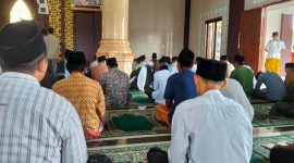 Jamaah Masjid Jami Habibillrohim tengah mengikuti rangkaian Salat Jumat sebelum penyampaian himbauan kamtibmas dari Polsek Pasar Kemis.
