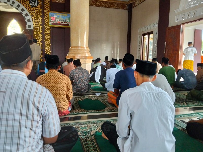 Jamaah Masjid Jami Habibillrohim tengah mengikuti rangkaian Salat Jumat sebelum penyampaian himbauan kamtibmas dari Polsek Pasar Kemis.