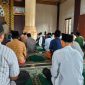 Jamaah Masjid Jami Habibillrohim tengah mengikuti rangkaian Salat Jumat sebelum penyampaian himbauan kamtibmas dari Polsek Pasar Kemis.
