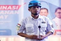 ChatGPT said:

Berikut caption untuk setiap foto, dibuat formal, informatif, dan cocok untuk rilis berita:

Foto 1 — Relawan Blue Helmet

Caption:
Komandan Nasional Blue Helmet Indonesia, Sulfiadi Bermawi, bersiap menerjunkan relawan untuk membantu korban banjir dan longsor di Sumatera.