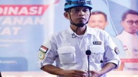 ChatGPT said:

Berikut caption untuk setiap foto, dibuat formal, informatif, dan cocok untuk rilis berita:

Foto 1 — Relawan Blue Helmet

Caption:
Komandan Nasional Blue Helmet Indonesia, Sulfiadi Bermawi, bersiap menerjunkan relawan untuk membantu korban banjir dan longsor di Sumatera.