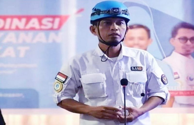 ChatGPT said:

Berikut caption untuk setiap foto, dibuat formal, informatif, dan cocok untuk rilis berita:

Foto 1 — Relawan Blue Helmet

Caption:
Komandan Nasional Blue Helmet Indonesia, Sulfiadi Bermawi, bersiap menerjunkan relawan untuk membantu korban banjir dan longsor di Sumatera.