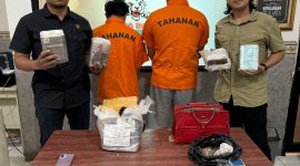 Dua tersangka pengedar ganja jaringan daring diamankan Ditresnarkoba Polda Banten bersama barang bukti hasil penyitaan dalam pengungkapan kasus peredaran narkotika di Pandeglang.