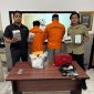 Dua tersangka pengedar ganja jaringan daring diamankan Ditresnarkoba Polda Banten bersama barang bukti hasil penyitaan dalam pengungkapan kasus peredaran narkotika di Pandeglang.