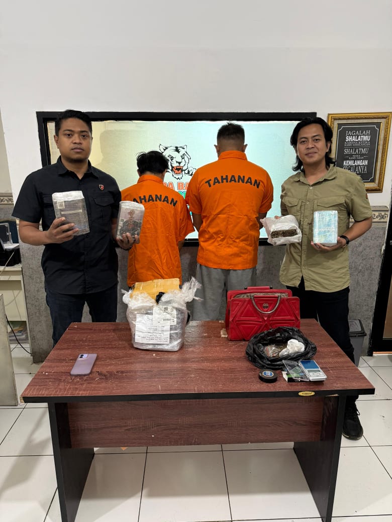Dua tersangka pengedar ganja jaringan daring diamankan Ditresnarkoba Polda Banten bersama barang bukti hasil penyitaan dalam pengungkapan kasus peredaran narkotika di Pandeglang.