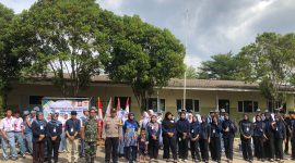 Bhabinkamtibmas, Babinsa, guru, dan para peserta LKPS SMK Pilar Nusantara berfoto bersama setelah kegiatan POLDIK sebagai bentuk komitmen menciptakan lingkungan pendidikan yang aman dan berkarakter.