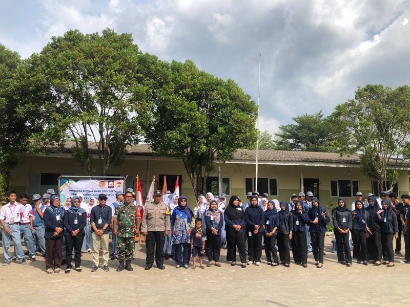 Bhabinkamtibmas, Babinsa, guru, dan para peserta LKPS SMK Pilar Nusantara berfoto bersama setelah kegiatan POLDIK sebagai bentuk komitmen menciptakan lingkungan pendidikan yang aman dan berkarakter.