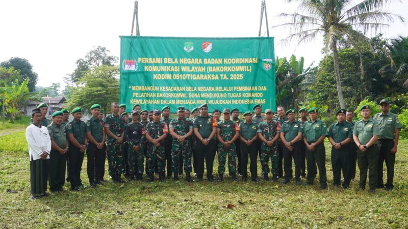 Jajaran Kodim 0510/Tigaraksa bersama anggota Bakorkomwil berfoto bersama dalam kegiatan PERSAMI Bela Negara di lahan Food Estate, Serdang Wetan.