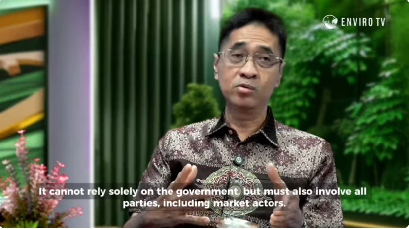 Apa itu FOLU Net Sink 2030? Pelajari mengapa sektor kehutanan menjadi kunci utama Indonesia dalam mencapai target penurunan emisi gas rumah kaca global di sini.
