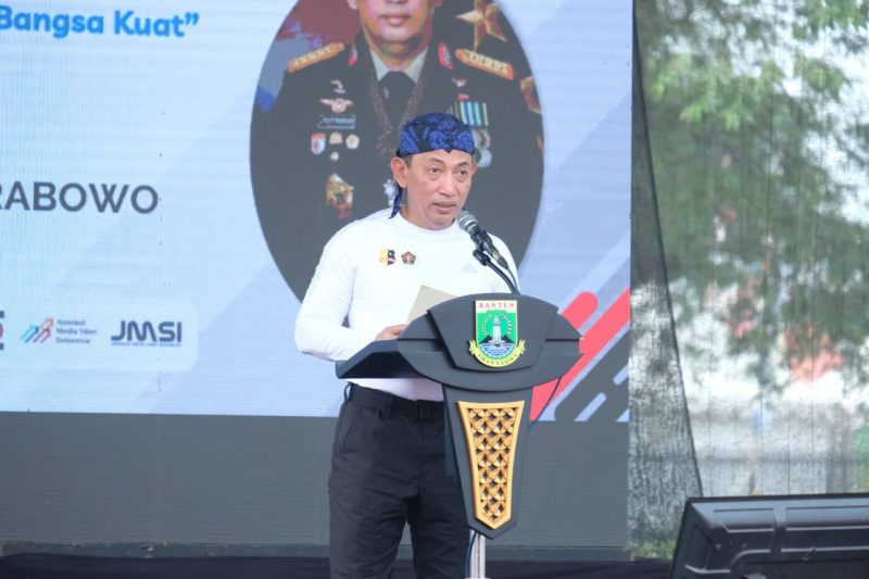 Kapolri Jenderal Polisi Listyo Sigit Prabowo menyampaikan sambutan pada kegiatan jalan santai Hari Pers Nasional (HPN) 2026 di Alun-alun Kota Serang.