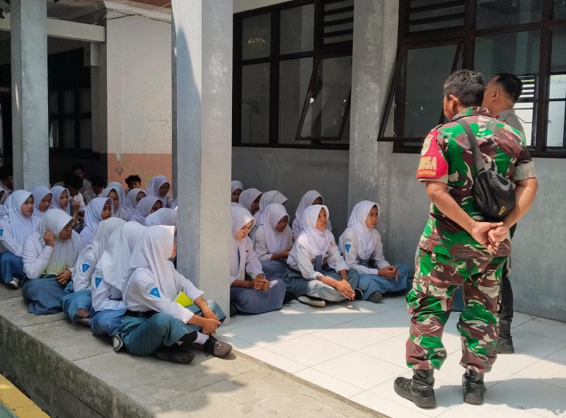 Para siswa SMAN 20 mendengarkan dengan saksama materi tentang bahaya bullying dan narkoba yang disampaikan aparat TNI–Polri.