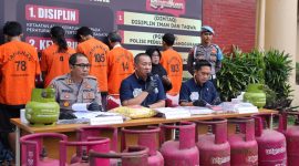 Polda Banten memaparkan kronologi dan modus penyalahgunaan LPG subsidi dalam konferensi pers, sementara para tersangka diperlihatkan di belakang meja barang bukti.