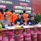 Polda Banten memaparkan kronologi dan modus penyalahgunaan LPG subsidi dalam konferensi pers, sementara para tersangka diperlihatkan di belakang meja barang bukti.