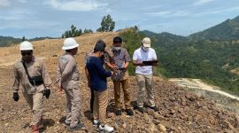 Petugas ESDM dan Polda Banten melakukan pengecekan lapangan menggunakan aplikasi pemetaan digital untuk mendeteksi potensi penyimpangan izin tambang.