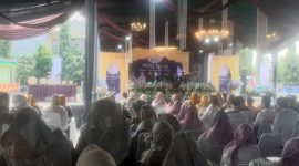 Suasana panggung utama MTQ Ke-XVII Pasar Kemis saat pembukaan acara, diikuti ratusan peserta dan masyarakat dari berbagai desa dan kelurahan.