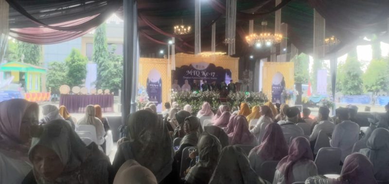 Suasana panggung utama MTQ Ke-XVII Pasar Kemis saat pembukaan acara, diikuti ratusan peserta dan masyarakat dari berbagai desa dan kelurahan.