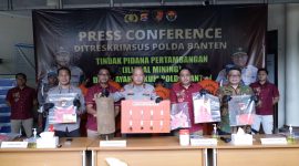 Polda Banten memperlihatkan barang bukti utama kasus illegal mining, termasuk kunci alat berat dan dokumen terkait, dalam konferensi pers pengungkapan 10 TKP tambang ilegal.