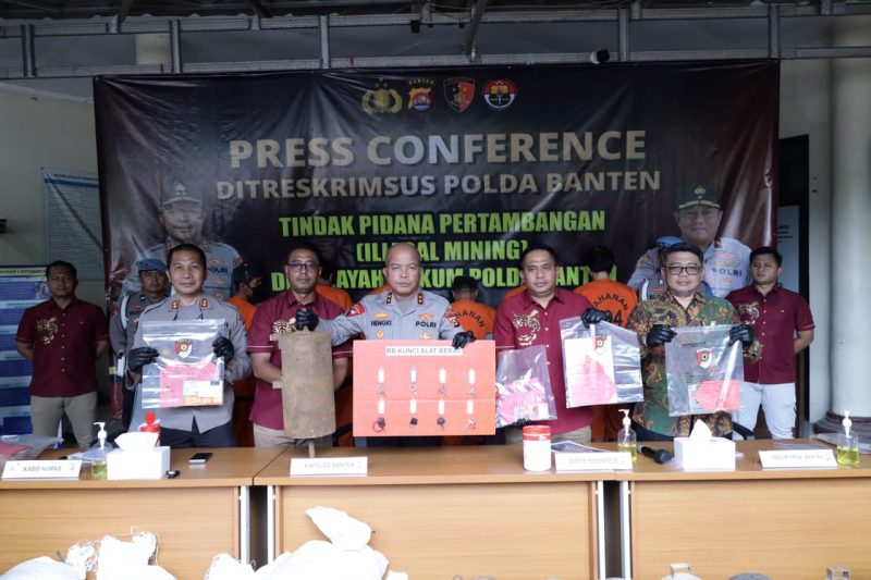Polda Banten memperlihatkan barang bukti utama kasus illegal mining, termasuk kunci alat berat dan dokumen terkait, dalam konferensi pers pengungkapan 10 TKP tambang ilegal.