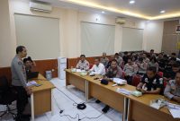 Plh. Kabidhumas Polda Banten memberikan arahan kepada jajaran humas Polres dan PPID satker dalam kegiatan pembinaan kehumasan di Aula Bidhumas Polda Banten.