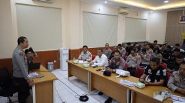Plh. Kabidhumas Polda Banten memberikan arahan kepada jajaran humas Polres dan PPID satker dalam kegiatan pembinaan kehumasan di Aula Bidhumas Polda Banten.