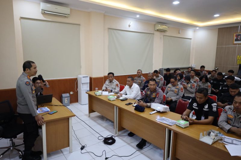 Plh. Kabidhumas Polda Banten memberikan arahan kepada jajaran humas Polres dan PPID satker dalam kegiatan pembinaan kehumasan di Aula Bidhumas Polda Banten.